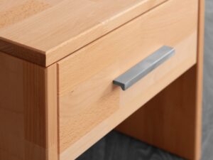 Miniaturka 4 - Szafka nocna bukowa Belisa A, zbliżenie frontu szuflady i metalowego uchwytu