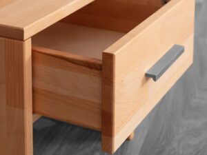 Miniaturka 3 - Szafka nocna Belisa A – otwarta szuflada i drewniany blat, zbliżenie
