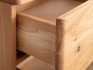 Miniaturka 4 - Szafka nocna dębowa Dasalia, zbliżenie otwartej szuflady i drewnianego blatu