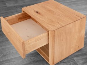 Miniaturka 3 - Dębowa szafka nocna Vandora – aranżacja mebla w sypialni