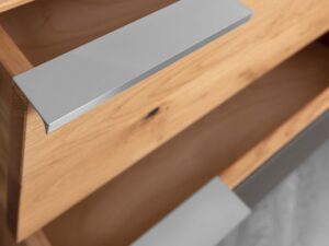 Miniaturka 4 - Szafka nocna dębowa Eleana 2L z uchwytami po lewej – detal metalowych uchwytów