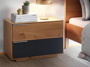 Miniaturka 8 - Szafka nocna dębowa Eleana 2L z uchwytami po lewej – obok łóżka w sypialni