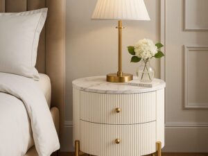 Miniaturka 4 - Szafka nocna Eleganza przy beżowym łóżku — aranżacja z lampą