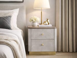 Miniaturka 4 - Szafka nocna Eleganza przy jasnym łóżku — aranżacja z lampą stołową