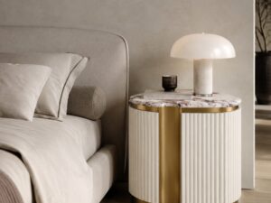 Miniaturka 10 - Biała ecru szafka nocna Eleganza z lampą przy łóżku w jasnym wnętrzu