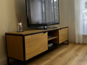 Miniaturka 1 - Szafka RTV dębowa Kongaro 170 cm dąb i czarny w aranżacji wnętrza
