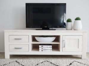 Miniaturka 3 - Aranżacja salonu z szafką RTV TIROL 150 cm i drewnianymi meblami