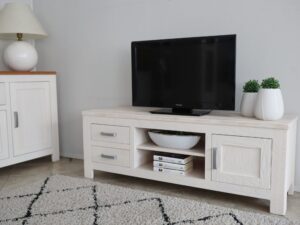 Miniaturka 4 - Szafka RTV TIROL 150 cm w aranżacji salonu z kolekcją drewnianą