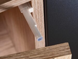 Miniaturka 3 - Szafka RTV z przeszkleniem i LED Lioren 160 cm Hickory Jackson – szafka z drewna i czernią z szufladą