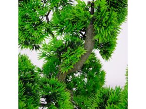 Miniaturka 1 - Gęste zielone igiełki i rozgałęziony pień sztucznego bonsai z bliska