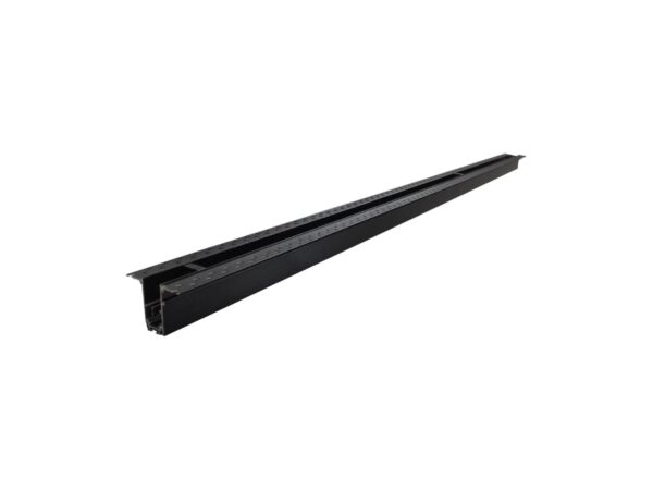 Czarna szyna magnetyczna podtynkowa 20 mm 150 cm z kołnierzem na białym tle