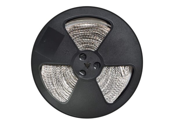 Taśma LED 12 V 100 m 120 diod na metr – szpula na białym tle