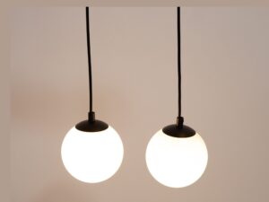 Miniaturka 1 - Tavira 2+1 czarna, dwie białe kule na zwisach i reflektor