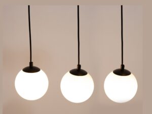 Miniaturka 1 - Tavira 3+1 czarna lampa z trzema białymi szklanymi kulami i reflektorem