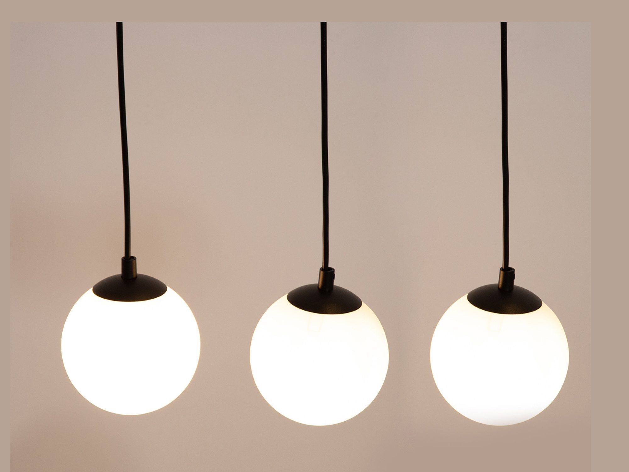 Tavira 3+1 czarna lampa z trzema białymi szklanymi kulami i reflektorem