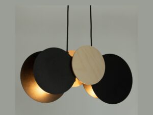 Miniaturka 3 - Lampa wisząca Tola 2 czarny brzoza z włączonymi dwoma źródłami światła E27