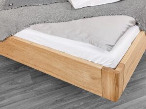 Miniaturka 4 - Łóżko dębowe Valmora – detal ramy i naturalnego usłojenia dębu