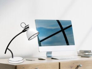 Miniaturka 1 - Lampa stołowa Veledira na biurku w aranżacji gabinetu