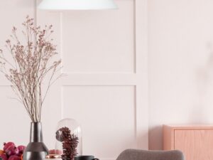 Miniaturka 1 - Lampa wisząca Velenio z białym kloszem nad stołem z różowym obrusem