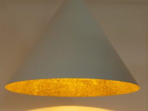Miniaturka 9 - Lampa wisząca Vesuvio L 1XE27 biało-złota – zbliżenie świecącego złotego wnętrza