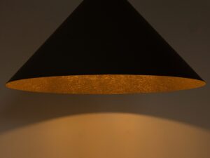 Miniaturka 10 - Lampa wisząca Vesuvio M 1XE27 czarno-złota, widok oświetlonego wnętrza klosza