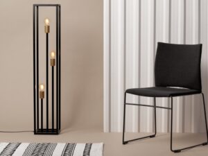 Miniaturka 2 - Vigo lampa podłogowa czarno-złota obok fotela w salonie
