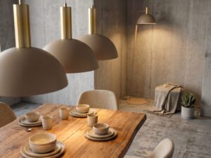Miniaturka 2 - Lampy wiszące Vitrum Gold kopuła M ciepły beż i szczotkowane złoto nad drewnianym stołem w jadalni