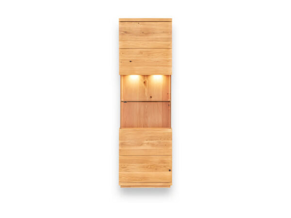 Witryna dębowa Corvena 60 cm z oświetleniem LED – widok z przodu na białym tle