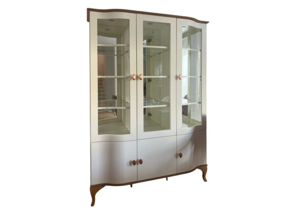 Witryna Madera DR04 w kolorze Off White na białym tle – widok z przodu