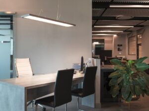 Miniaturka 4 - Srebrna lampa Worklight nad biurkiem w przestrzeni pracy