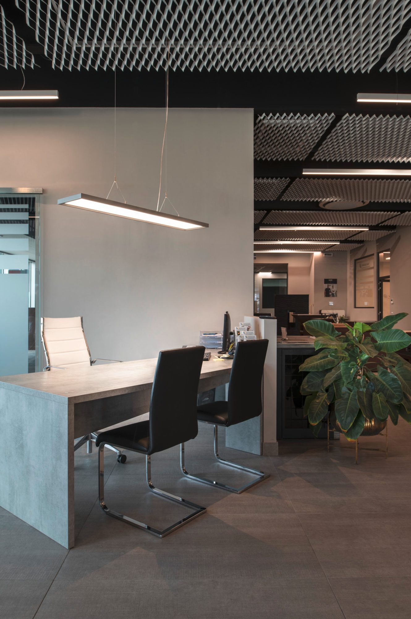 Srebrna lampa Worklight nad biurkiem w przestrzeni pracy