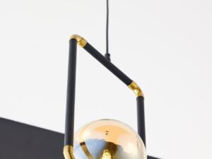 Miniaturka 8 - Lampa Zafra detal bursztynowej kuli i złotych mocowań
