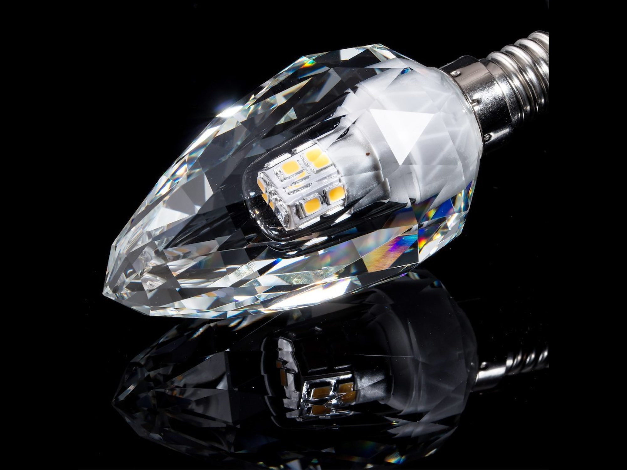 Żarówka kryształowa LED C37 E14 4 W na czarnym tle