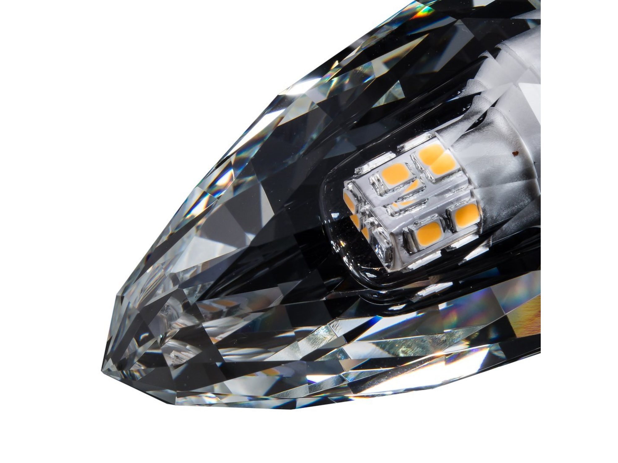 Żarówka LED C37 E14 4 W – detal fasetowanej osłony i diod
