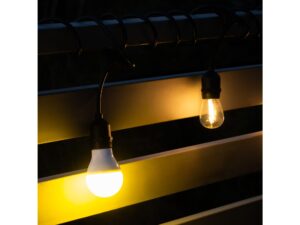 Miniaturka 3 - Żarówka LED E27 odstraszająca owady – girlanda nocą z bliska