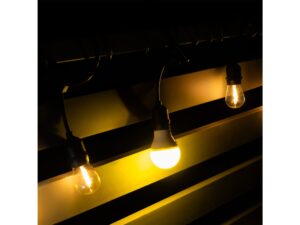 Miniaturka 2 - Żarówka LED na owady E27 9 W w girlandzie nocą – szerszy kadr