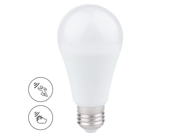 Żarówka LED E27 A60 6 W 3000 K z czujnikiem, widok na białym tle