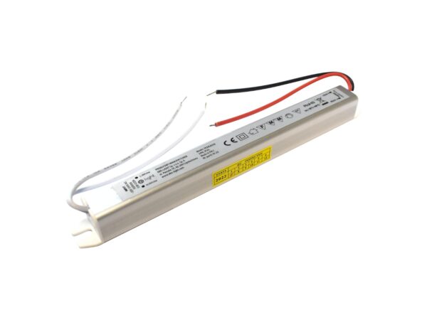 Wąski zasilacz LED slim 24 W 12 V IP20 z przewodami – widok ukośny