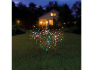 Miniaturka 2 - Zestaw czterech lampek solarnych RGB w ogrodowej aranżacji