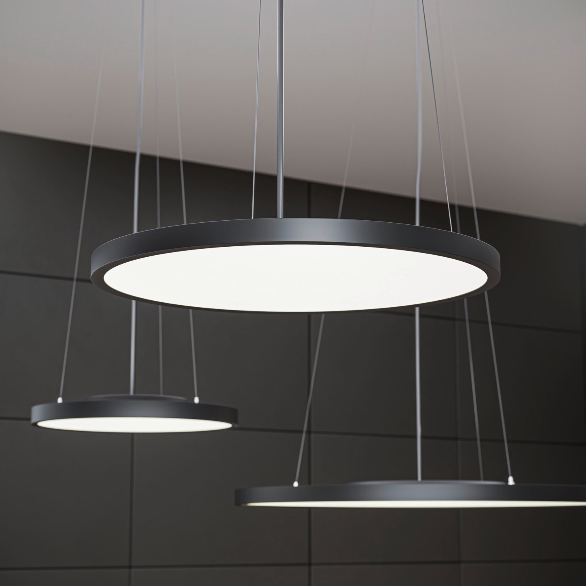 Zbliżenie na oprawy Medo 2 w przykładowej instalacji z zawieszeniem, bez lamp w komplecie
