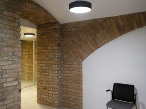 Miniaturka 9 - Zewnętrzna przestrzeń oświetlona antracytową lampą Bulan