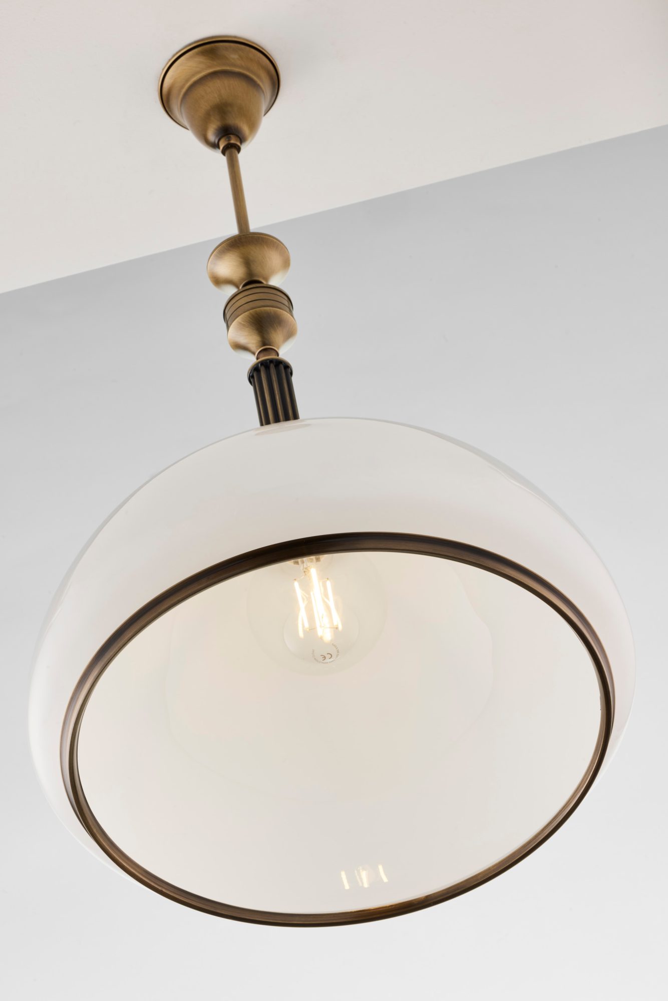 Lampa wisząca Zeus z zapalonym źródłem światła widziany od dołu