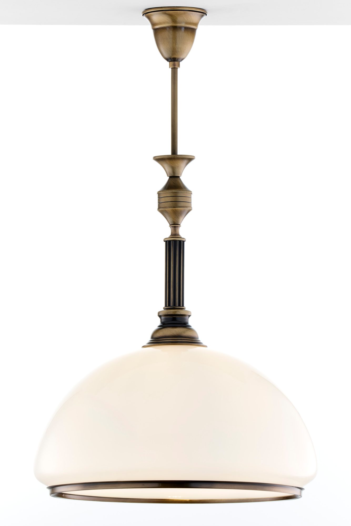 Lampa wisząca Zeus z białym kloszem i dekoracyjną kolumną mosiężną