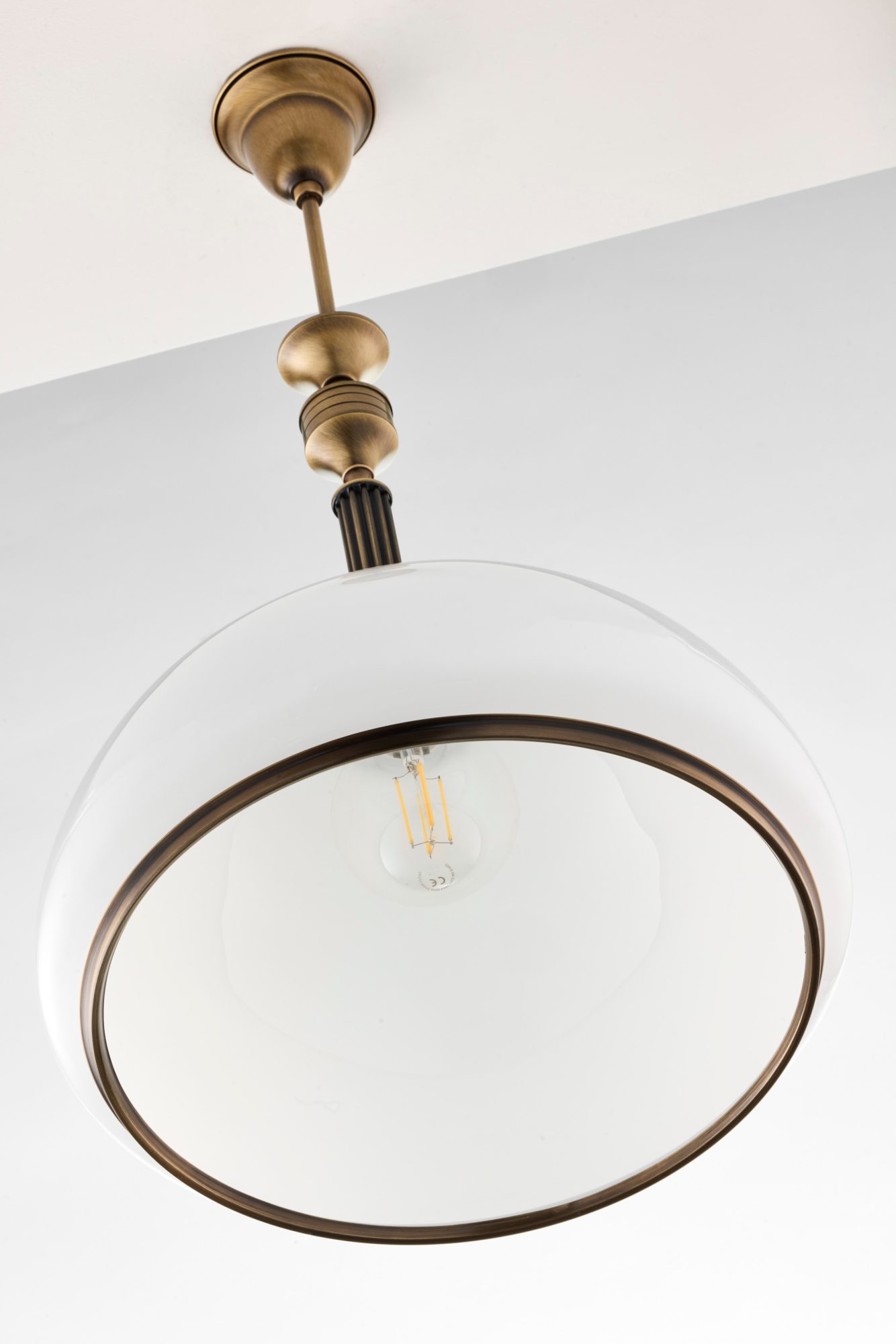 Lampa wisząca Zeus z dołu, białe szkło i obręcz w kolorze mosiądzu patynowanego